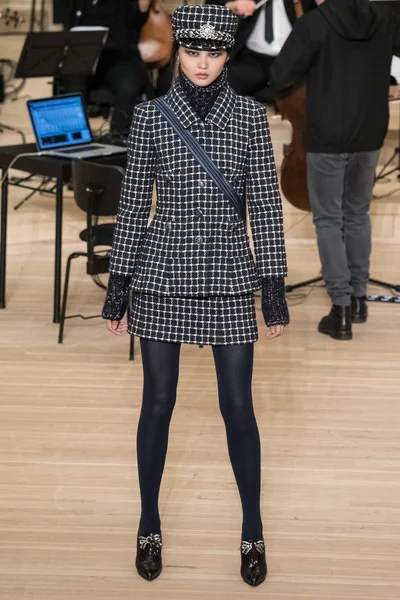 Look 16